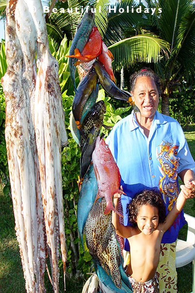 local cook island maori lady with fish caught from lagoon